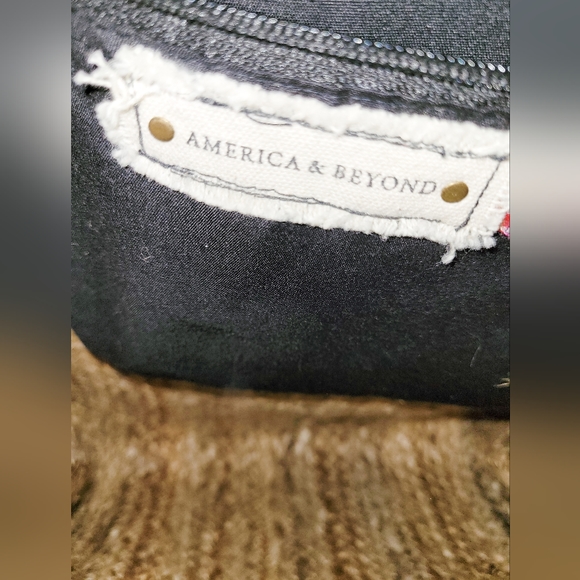 America & Beyond: LEOPARD HANDWOVEN JUTE BROWN TOTE W/TASSEL - HAND STAMPED TOTE - Picture 2 of 4